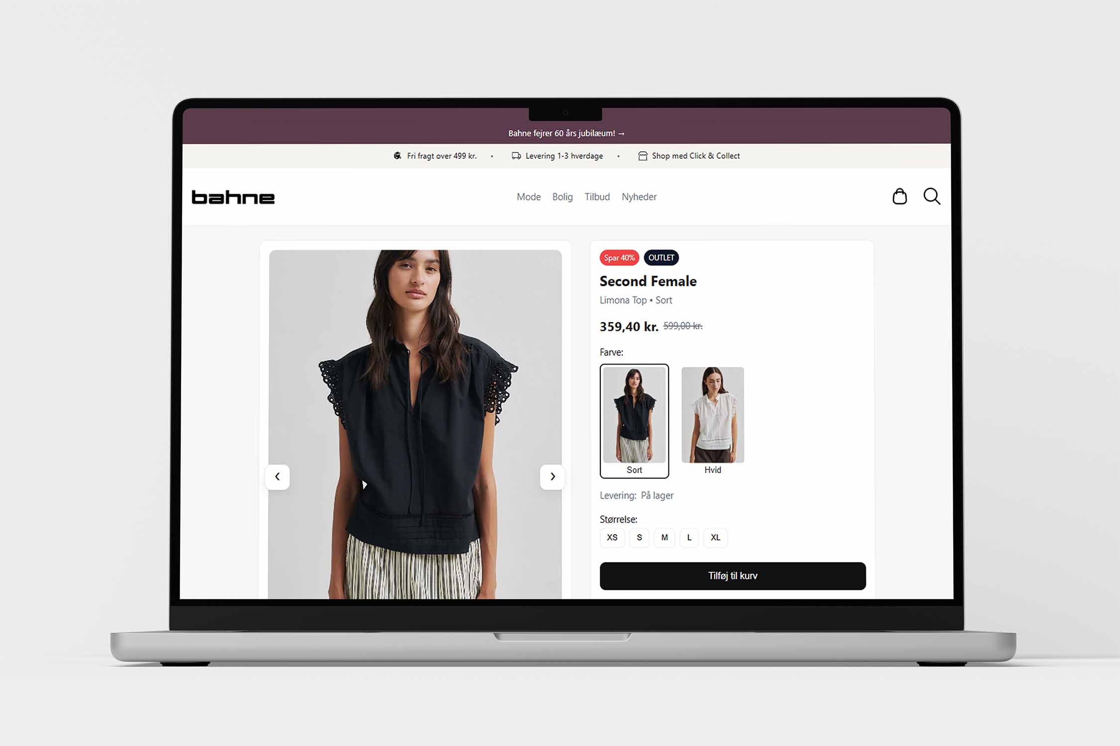 Laptop mockup med webshop produktside, der viser en sort top på model