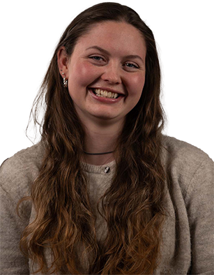 Billede af Caroline, der smiler foran en hvid baggrund