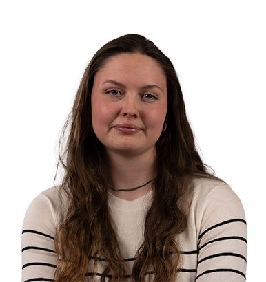 Billede af Caroline, der smiler foran en hvid baggrund